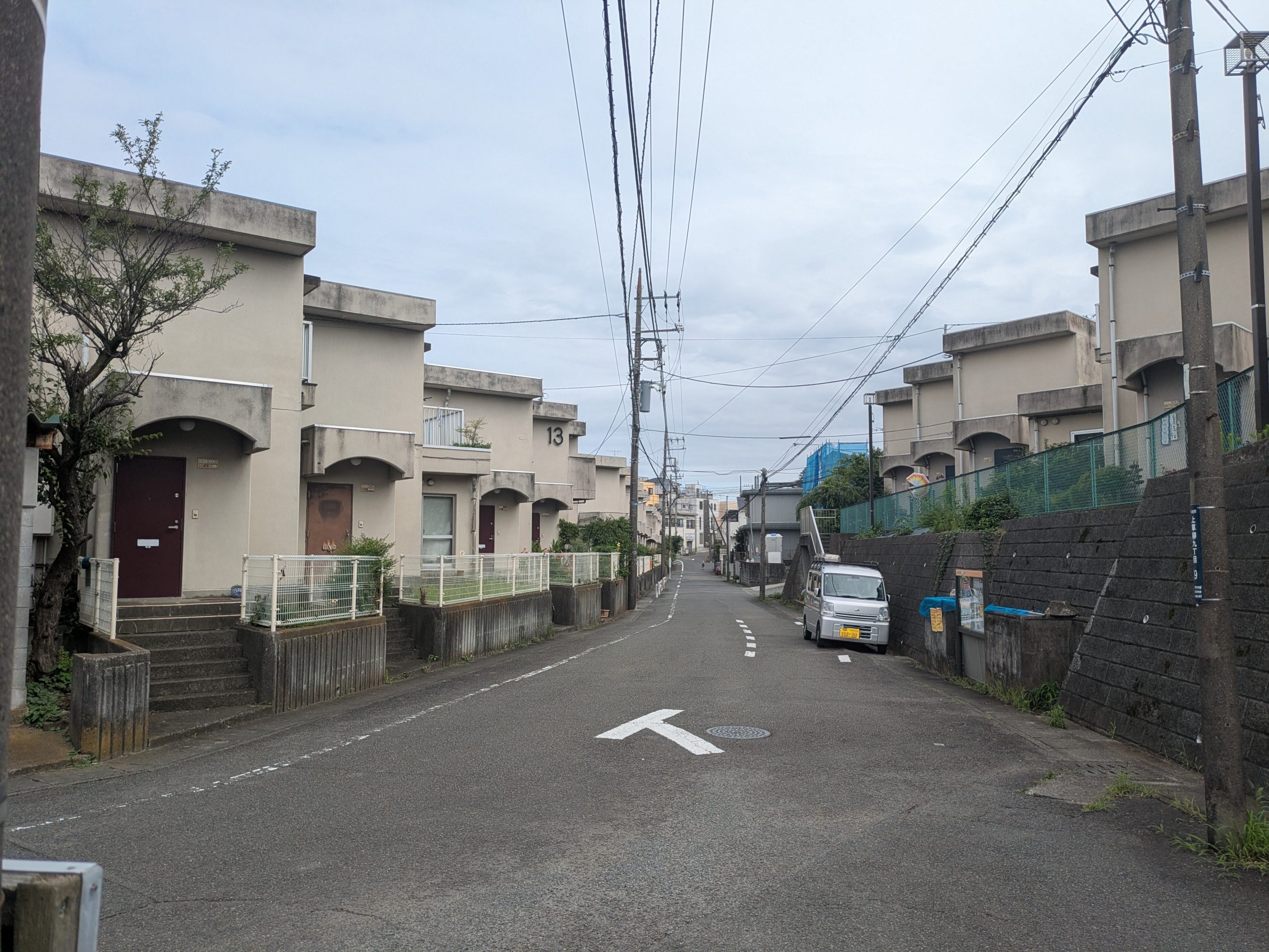上草柳の谷底。まわりより一段低い、内水想定の帯にあたる道。