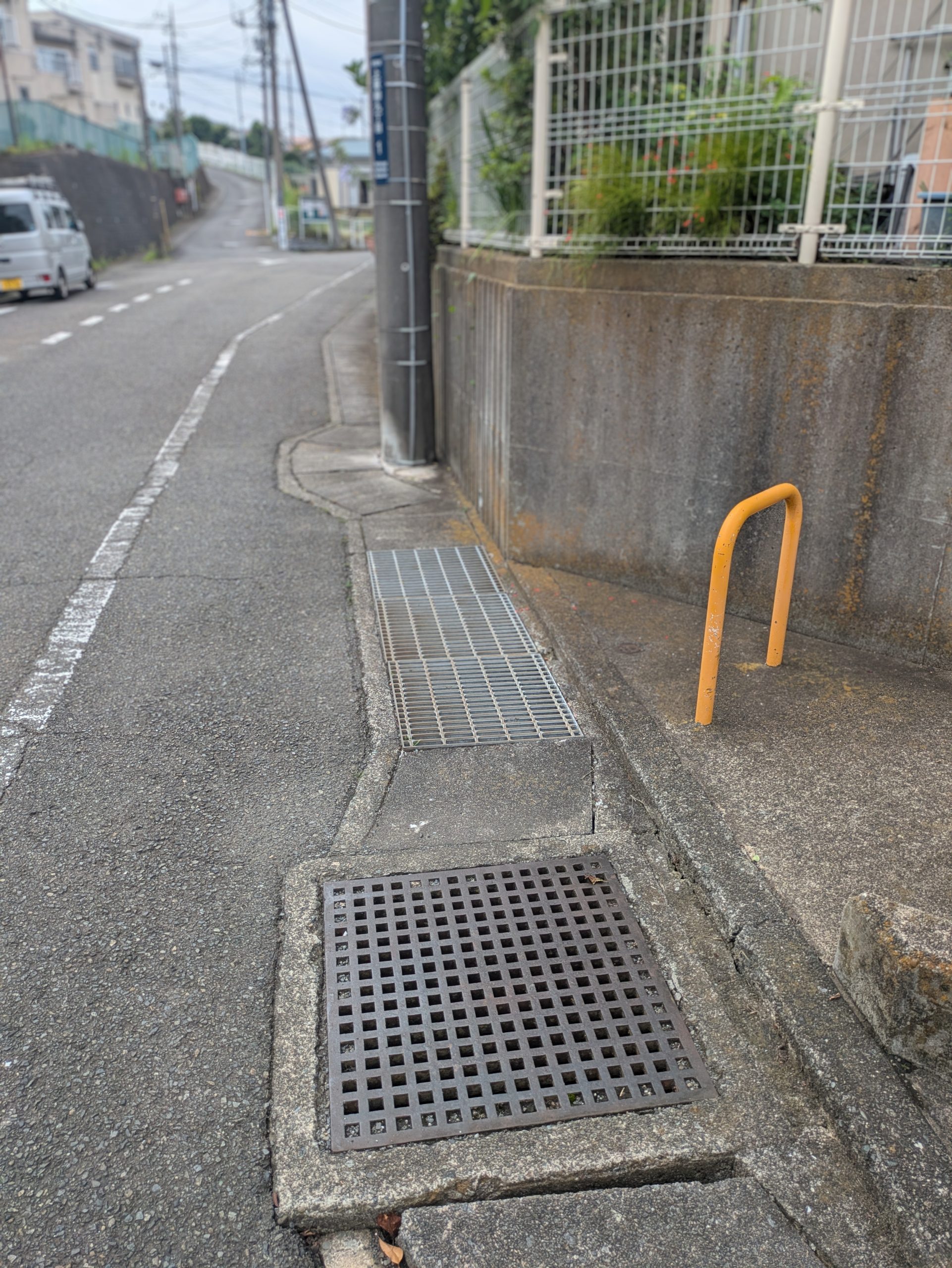 谷底の側溝。雨水が集まる排水路。